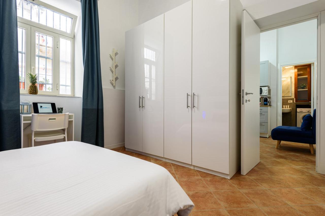 Murales In Bed Appartement Napels